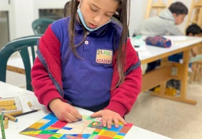 استخدام الخطوط والأشكال الهندسية والالوان من قبل الاطفال لتكوين عمل ابداعي ينمي الخيال