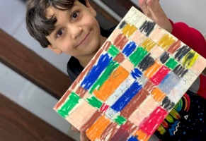 استخدام الخطوط والأشكال الهندسية والالوان من قبل الاطفال لتكوين عمل ابداعي ينمي الخيال