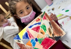 استخدام الخطوط والأشكال الهندسية والالوان من قبل الاطفال لتكوين عمل ابداعي ينمي الخيال