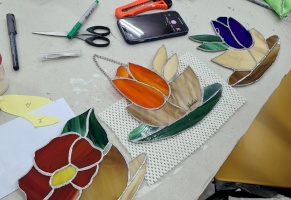 ورشة "الزجاج المعشّق" Stained Glass مع الفنانة منى حشمة