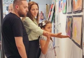 معرض &quot;مساحات فنية&quot; وتخريج طلبة مساقات بستان الفن وأساسيات مبادئ الرسم