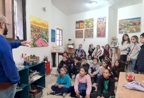 A visit by children from the Visual Arts School (ages 5 to 11) to the exhibition of artist Alaa Al-Baba.