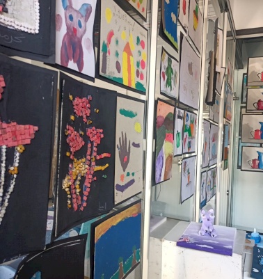 معرض &quot;مساحات فنية&quot; وتخريج طلبة مساقات بستان الفن وأساسيات مبادئ الرسم