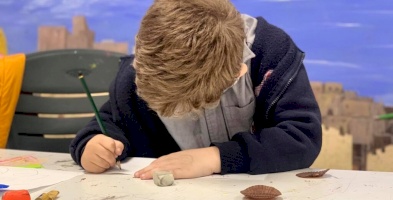 استخدام الخطوط والأشكال الهندسية والالوان من قبل الاطفال لتكوين عمل ابداعي ينمي الخيال