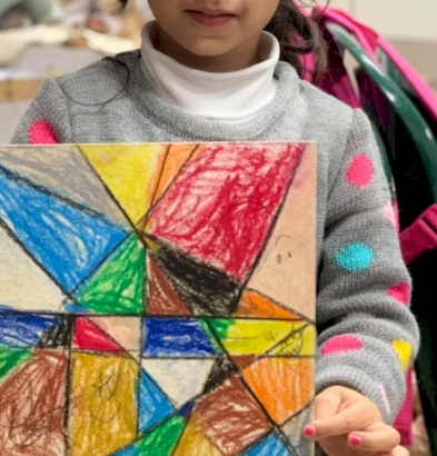 استخدام الخطوط والأشكال الهندسية والالوان من قبل الاطفال لتكوين عمل ابداعي ينمي الخيال