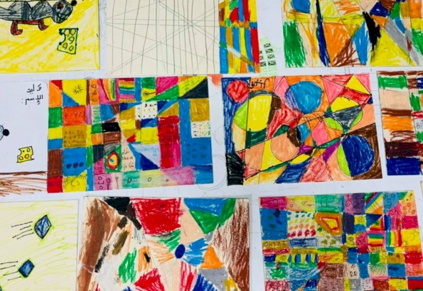 استخدام الخطوط والأشكال الهندسية والالوان من قبل الاطفال لتكوين عمل ابداعي ينمي الخيال