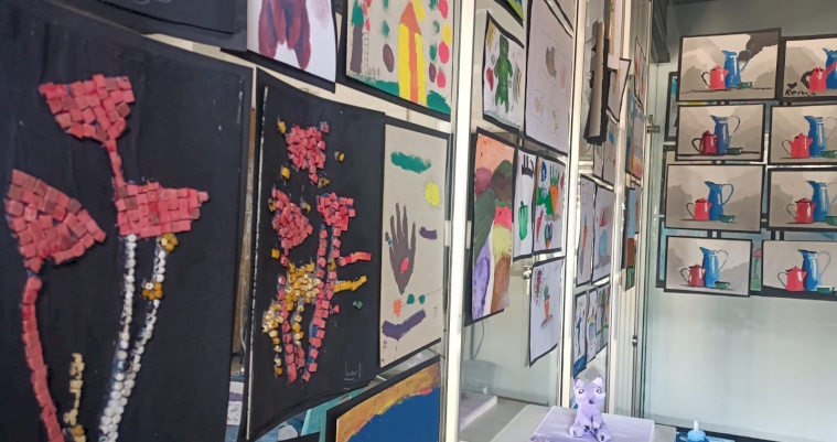 معرض "مساحات فنية" وتخريج طلبة مساقات بستان الفن وأساسيات مبادئ الرسم