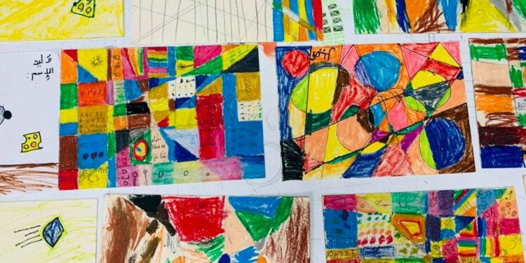 استخدام الخطوط والأشكال الهندسية والالوان من قبل الاطفال لتكوين عمل ابداعي ينمي الخيال