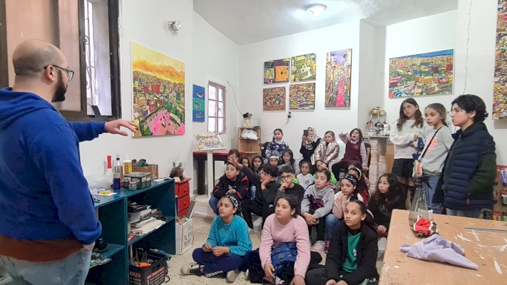 زيارة أطفال مدرسة الفنون البصرية (5 الى 11) لمعرض الفنان علاء البابا 